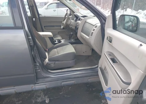 2011 Ford Escape Xls z USA, uszkodzony, nr VIN 1FMCU9C75BKA50667